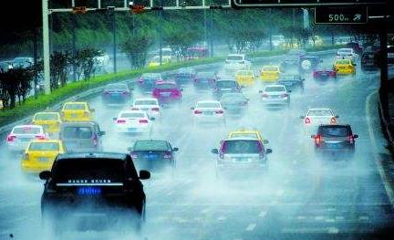 行驶途中突遇大雨车辆需要注意什么？